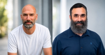 מובילים את אליו. מימין לשמאל: ניתאי רומנו, מנהל טכנולוגיה ראשי; נדב גרוסינגר, המנכ"ל.