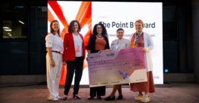 זוכי המקום הראשון ובכירי מכללת עזריאלי להנדסה בירושלים. מימין לשמאל: נטליה מינסקי, כנרת קניק, פרופ' תמר רז נחום, פרופ' דבי שליו, עפרה הרשקופ שמחון.