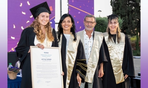הענקת "אות אחוה בסימן השפעה חברתית". מימין לשמאל: ד"ר אתי גרובגלד, מנכ"לית המכללה האקדמית אחוה; פרופ' פיני דהן, סגן-הנשיאה לעניינים אקדמיים; פרופ' יפעת ביטון, נשיאת המכללה האקדמית אחוה; וגל בן חיים, ביתו של שלומי בן חיים, מנכ"ל ג'ייפרוג.