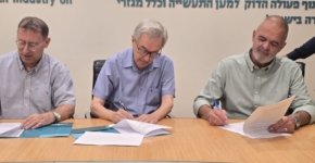 נציגי HIT ו-וואן בטקס החתימה.