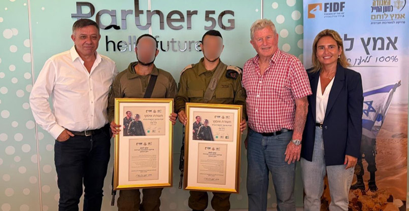 מימין: ליאורה קברל אזולאי - ראש מחלקת ישראל קרן האגודה למען החייל, אלוף (במיל') יורם יאיר "ייה" - יו"ר האגודה למען החייל, סא"ל ד' - מג"ד גדוד "עזוז", רס"ן מ' - סמג"ד גדוד "שחר", ואבי גבאי - מנכ"ל קבוצת פרטנר.