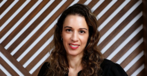 מיטל קורן, מנהלת פעילות אמן דיגיטל.