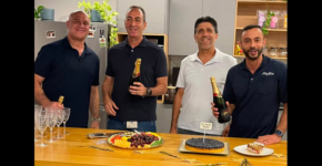 מימין: איתמר ג'ובני - מנכ"ל PayEm, אייל רוזנברג - מנכ"ל ניפנדו, שמוליק מילנר וגלעד הר-עוז - מנכ״לים משותפים טופ גרופ.