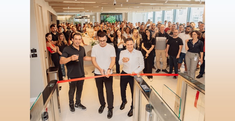 רוביק דנילוביץ, תמיר עזרזר ועמית קריג צילום: יח"צ אנבידיה גוזרים את הסרט וחונכים את המתקן של אנבידיה בב"ש. רוביק דנילוביץ', ראש עיריית באר שבע; תמיר עזרזר, סגן נשיא בכיר לפיתוח שבבים באנבידיה; ועמית קריג, סגן נשיא בכיר באנבידיה.