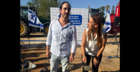 מניחים את אבן הפינה לבתים הראשונים להיי-טקיסטים בעין השלושה. מימין: שירי אביב, מנהלת הקהילה בקיבוץ עין השלושה ותום לביא, מנכ"ל קיבוץ היי-טק.