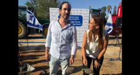 מניחים את אבן הפינה לבתים הראשונים להיי-טקיסטים בעין השלושה. מימין: שירי אביב, מנהלת הקהילה בקיבוץ עין השלושה ותום לביא, מנכ"ל קיבוץ היי-טק.