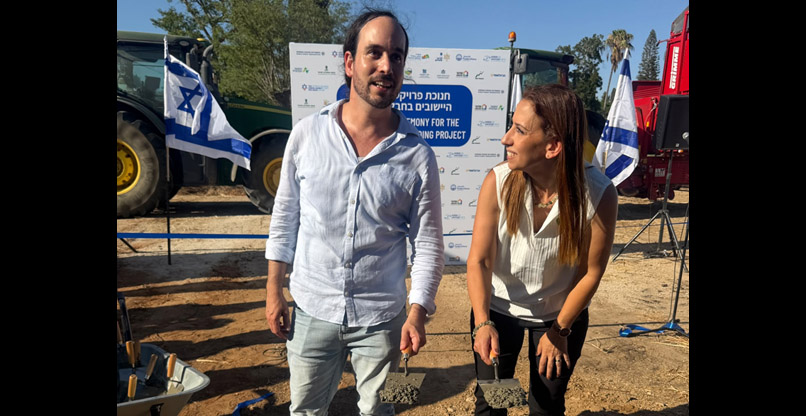 מניחים את אבן הפינה לבתים הראשונים להיי-טקיסטים בעין השלושה. מימין: שירי אביב, מנהלת הקהילה בקיבוץ עין השלושה ותום לביא, מנכ"ל קיבוץ היי-טק.
