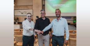אירוע בניינים חכמים. מימין לשמאל: יגאל מנוח, מנכ"ל שניידר אלקטריק ישראל; מרטין פדר, מנהל תחום מערכות ניהול מבנים בשניידר אלקטריק העולמית; ועזרא כהן, סמנכ"ל פתרונות אנרגיה, בקרת מבנה ואפיון בשניידר אלקטריק ישראל.