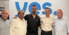 מימין: צביקה אברמוביץ, סמנכ"ל משאבי אנוש ב-yes, אילן סיגל, yes, אלי כהן, יו"ר ועד עובדי yes, יואב שמחי, יו"ר ועד עובדי yes, ואיתמר שרוני.
