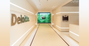הכניסה ל-Floor47 של דלויט.