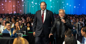 ג'נסן הואנג, מנכ"ל אנבידיה, ומארק בניוף, מנכ"ל סיילספורס, על הבמה בכנס Dreamforce.