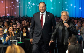 ג'נסן הואנג, מנכ"ל אנבידיה, ומארק בניוף, מנכ"ל סיילספורס, על הבמה בכנס Dreamforce.