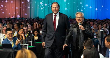 ג'נסן הואנג, מנכ"ל אנבידיה, ומארק בניוף, מנכ"ל סיילספורס, על הבמה בכנס Dreamforce.