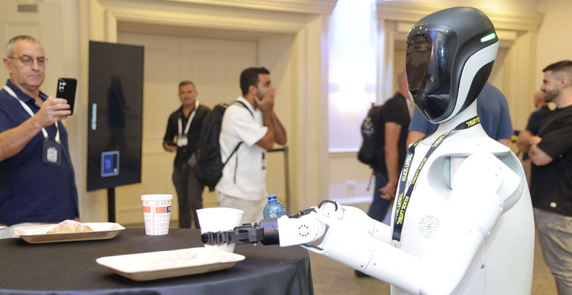 רובוט הומנואידי בכנס Physical AI. מה נחשב אחיזה "נכונה"? צילום: ניב קנטור רובוט הומנואידי בכנס Physical AI. מה נחשב אחיזה "נכונה"?