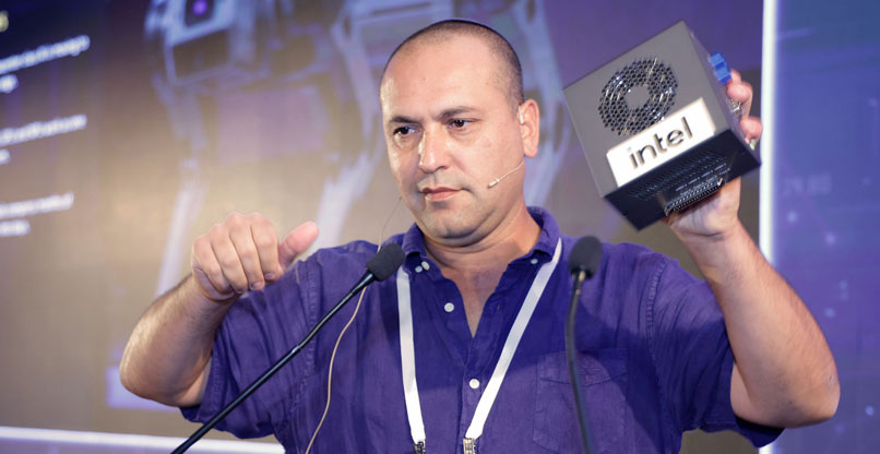 אלקנה אסולין וה-Intel NUC Extreme. צילום: ניב קנטור אלקנה אסולין וה-Intel NUC Extreme.