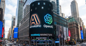 הדמיה של הלוגואים של OpenAI ואנת'רופיק על בניין בורסת נאסד"ק.