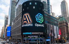 הדמיה של הלוגואים של OpenAI ואנת'רופיק על בניין בורסת נאסד"ק.