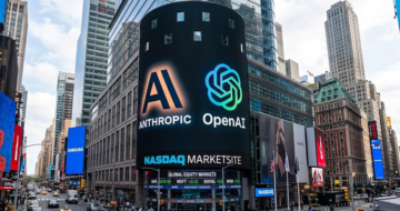 הדמיה של הלוגואים של OpenAI ואנת'רופיק על בניין בורסת נאסד"ק.