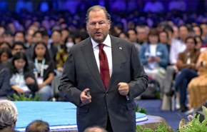 במליאת הפתיחה. מארק בניוף, מייסד, מנכ"ל ויו"ר סיילספורס.