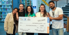 הזוכים בפרס הראשון עם גלית כספי כהן, מנכ"לית קרן אייסף (שלישת מימין), וענת רודוניה מקרן אייסף מימינה.