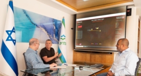 מימין: אבי עטיה, סמנכ"ל מערכות מידע ודיגיטל כללית; באמצע: נדב צפריר, מנכ"ל צ'ק פוינט; משמאל: פרופ' איתן וירטהיים, מנכ"ל כללית.