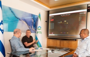 מימין: אבי עטיה, סמנכ"ל מערכות מידע ודיגיטל כללית; באמצע: נדב צפריר, מנכ"ל צ'ק פוינט; משמאל: פרופ' איתן וירטהיים, מנכ"ל כללית.
