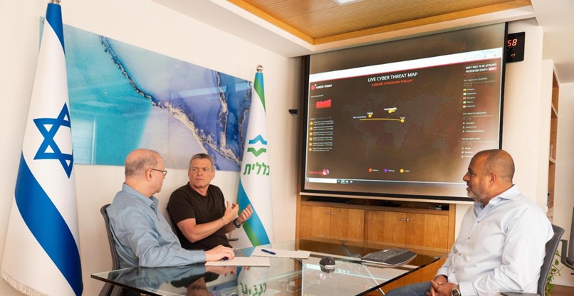 מימין: אבי עטיה, סמנכ"ל מערכות מידע ודיגיטל כללית; באמצע: נדב צפריר, מנכ"ל צ'ק פוינט; משמאל: פרופ' איתן וירטהיים, מנכ"ל כללית.