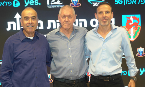 מימין: אילן סיגל, מנכ"ל yes ופלאפון; איציק לויט, יו"ר עמותת בית חטיבת גבעתי; ואלוף (במיל') יום טוב סמיה, סמח"ט גבעתי.