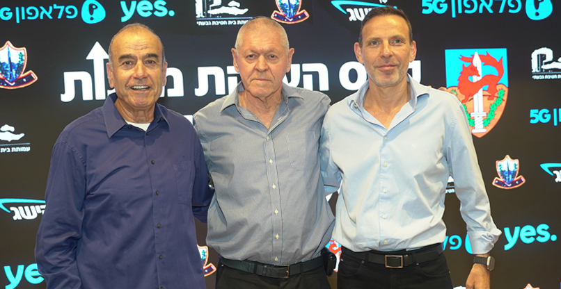 מימין: אילן סיגל, מנכ"ל yes ופלאפון; איציק לויט, יו"ר עמותת בית חטיבת גבעתי; ואלוף (במיל') יום טוב סמיה, סמח"ט גבעתי.