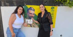 קרן חמני (מימין) מעניקה את לוח השנה לגלית בן חמו, אימו של סמל ליאם בן חמו.
