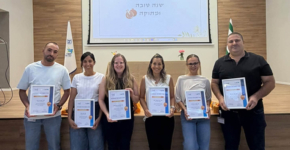 אות הוקרה. מימין: ריאד אבו מוך, סמדר רובינשטיין, רמית כלאמרי יפת, נועה פרידמן וסרמן, סיון הרמן , יעקב בר סיני - צוות מערכות מידע במרכז הרפואי שהם.