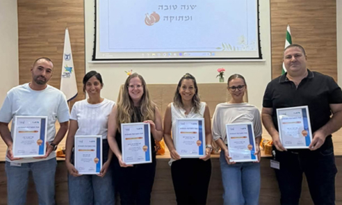 אות הוקרה. מימין: ריאד אבו מוך, סמדר רובינשטיין, רמית כלאמרי יפת, נועה פרידמן וסרמן, סיון הרמן , יעקב בר סיני - צוות מערכות מידע במרכז הרפואי שהם.