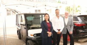 לב זיידנברג, מנכ"ל מטריון טכנולוגיות; אייל גרין, מנכ"ל פארק עתידים תל אביב; והשרה גילה גמליאל, לצד המכונית של מטריון שמייצרת חשמל תוך כדי נסיעה. קרדיט: חן גלילי