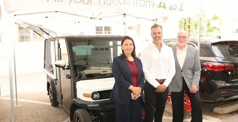 לב זיידנברג, מנכ"ל מטריון טכנולוגיות; אייל גרין, מנכ"ל פארק עתידים תל אביב; והשרה גילה גמליאל, לצד המכונית של מטריון שמייצרת חשמל תוך כדי נסיעה. קרדיט: חן גלילי