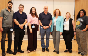 הצוות מאיכילוב. מימין: רחלי גלרנטר, ראשת צוות רשמות; שני ורשה ארד, מנהלת רשומות רפואיות; ד"ר חגית פדובה, סמנכ"לית איכות, בטיחות וחוויית המטופל; יריב ניר, סמנכ"ל דיגיטל ומערכות מידע; דנה לוי, מנהלת פרויקטים באגף דיגיטל ומערכות מידע; יונתן לופו, מנהל תחום דיגיטל באגף; ומועאד עוויסאת, ראש צוות פיתוח דיגיטל באגף.
