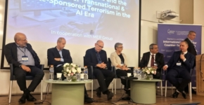 משתתפי הפאנל שהובילה קבוצת מר בכנס הבינלאומי ללוחמה בטרור: אלוף (מיל') רוני אלשיך, אל"מ (מיל') ניר למפרט, תא"ל (מיל') רם יבנה, עוזי שייה, אל"מ (מיל') מירי איזין ואל"מ (מיל') עומר לביב; מנחה הפאנל: ד"ר איתי שפירא, תא"ל (מיל'). קרדיט: קבוצת מר