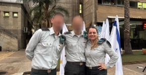 מימין: אל"מ ריטה רייך, מפקדת יחידת שחר היוצאת; תא"ל ב׳, ראש חטיבת בינה; ואל"מ נ׳, מפקד יחידת שחר הנכנס במהלך טקס חילופי מפקדי יחידת שחר באגף התקשוב קרדיט: דובר צה"ל