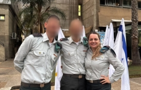 מימין: אל"מ ריטה רייך, מפקדת יחידת שחר היוצאת; תא"ל ב׳, ראש חטיבת בינה; ואל"מ נ׳, מפקד יחידת שחר הנכנס במהלך טקס חילופי מפקדי יחידת שחר באגף התקשוב קרדיט: דובר צה"ל