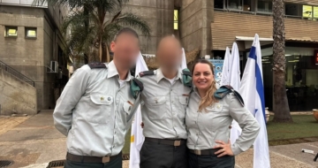 מימין: אל"מ ריטה רייך, מפקדת יחידת שחר היוצאת; תא"ל ב׳, ראש חטיבת בינה; ואל"מ נ׳, מפקד יחידת שחר הנכנס במהלך טקס חילופי מפקדי יחידת שחר באגף התקשוב קרדיט: דובר צה"ל
