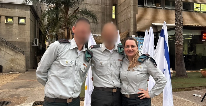 מימין: אל"מ ריטה רייך, מפקדת יחידת שחר היוצאת; תא"ל ב׳, ראש חטיבת בינה; ואל"מ נ׳, מפקד יחידת שחר הנכנס במהלך טקס חילופי מפקדי יחידת שחר באגף התקשוב קרדיט: דובר צה"ל