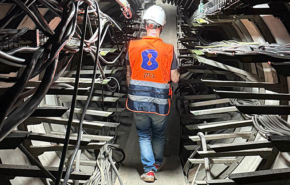 אחת ממנהרות התקשורת של בזק, מתחת לבתי תל אביב.