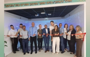 טקס גזירת הסרט במעבדת הדמיון החדשה בתיכון אורט אבו תלול במועצה האזורית נווה מדבר.