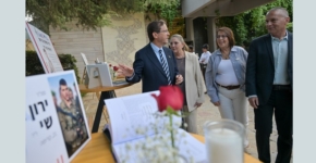 הנשיא הרצוג ורעייתו מיכל ליד ביתן התצוגה לזכרו של ירון שי ז"ל, בנם של הילה ויזהר שי, שהקימו את מיזם Next October.