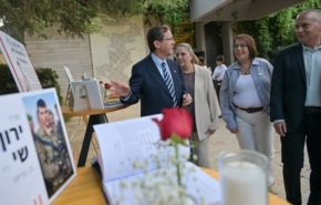 הנשיא הרצוג ורעייתו מיכל ליד ביתן התצוגה לזכרו של ירון שי ז"ל, בנם של הילה ויזהר שי, שהקימו את מיזם Next October.
