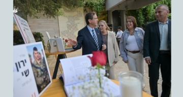 הנשיא הרצוג ורעייתו מיכל ליד ביתן התצוגה לזכרו של ירון שי ז"ל, בנם של הילה ויזהר שי, שהקימו את מיזם Next October.