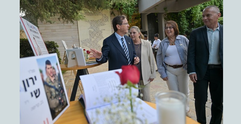 הנשיא הרצוג ורעייתו מיכל ליד ביתן התצוגה לזכרו של ירון שי ז"ל, בנם של הילה ויזהר שי, שהקימו את מיזם Next October.